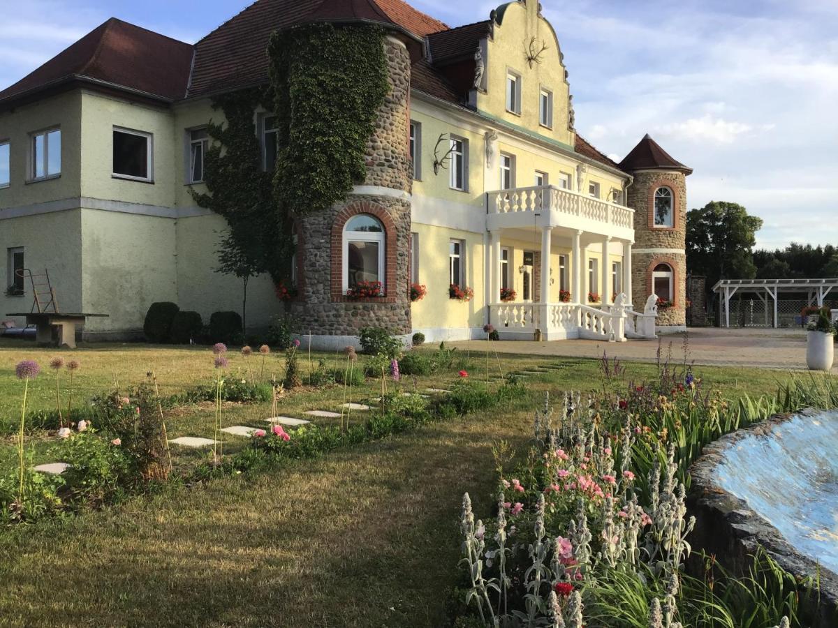 Gutshaus Darsikow Hotel Buitenkant foto